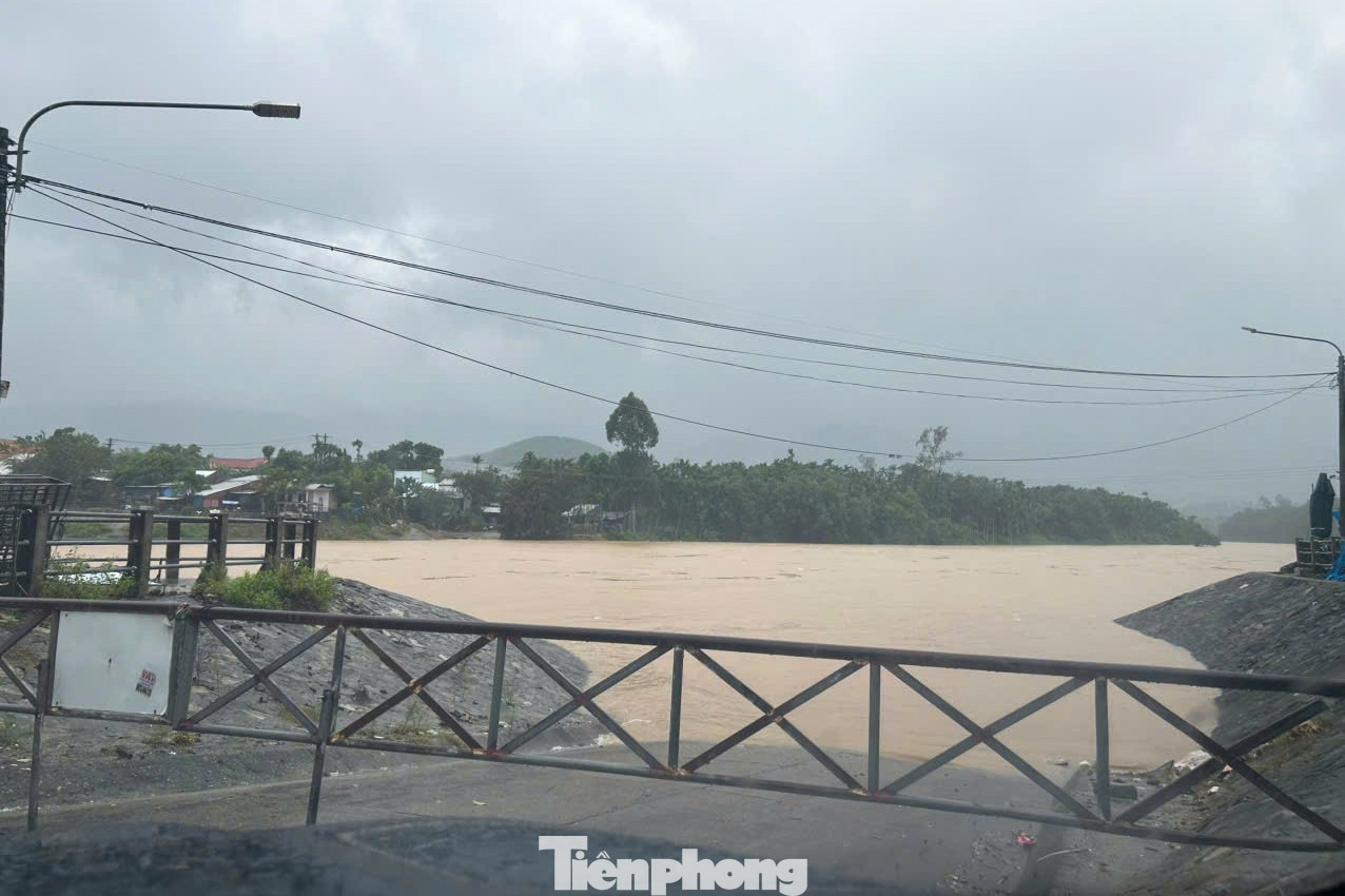 Đà Nẵng mưa to, hàng trăm hộ dân sơ tán, ca nô được 'ship khẩn' đi cứu ngập- Ảnh 3.