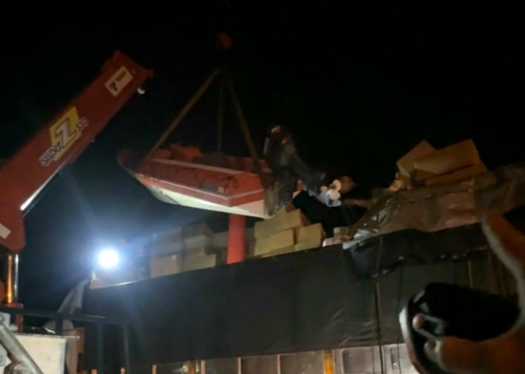 Đà Nẵng mưa to, hàng trăm hộ dân sơ tán, ca nô được 'ship khẩn' đi cứu ngập- Ảnh 4.