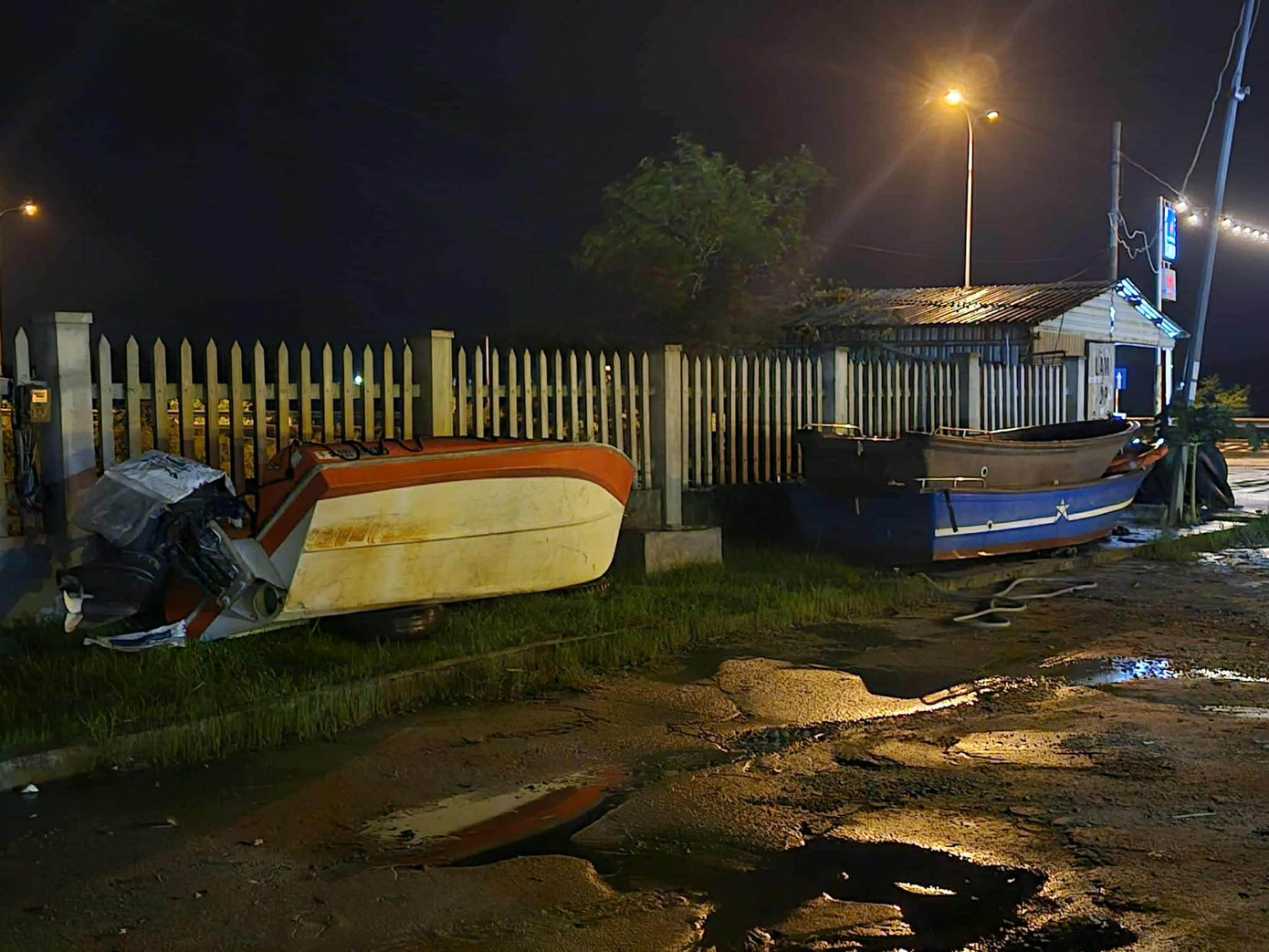 Đà Nẵng mưa to, hàng trăm hộ dân sơ tán, ca nô được 'ship khẩn' đi cứu ngập- Ảnh 5.