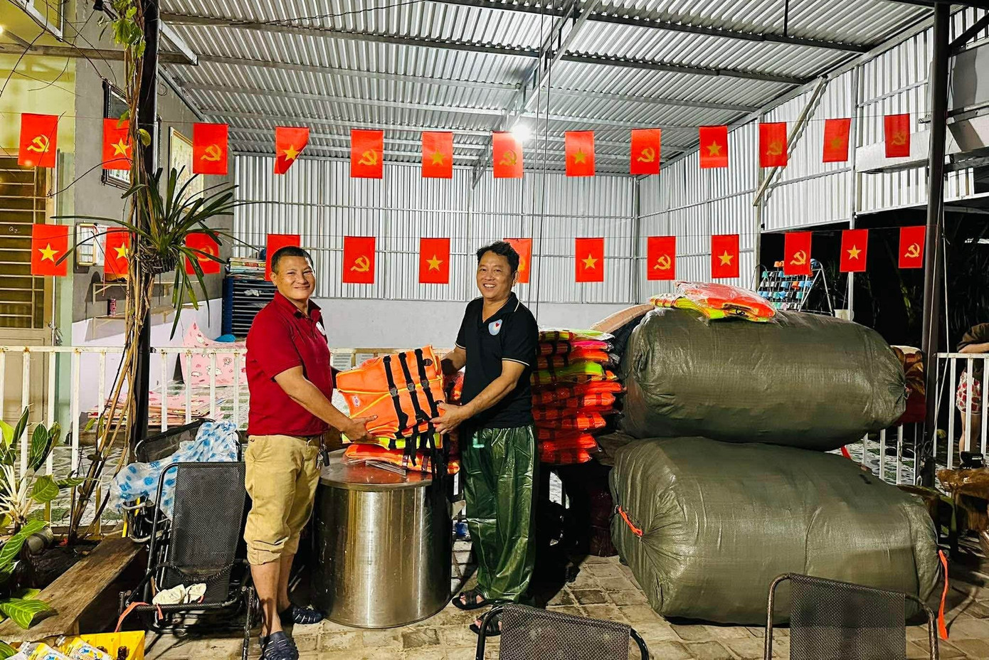 Đà Nẵng mưa to, hàng trăm hộ dân sơ tán, ca nô được 'ship khẩn' đi cứu ngập- Ảnh 6.