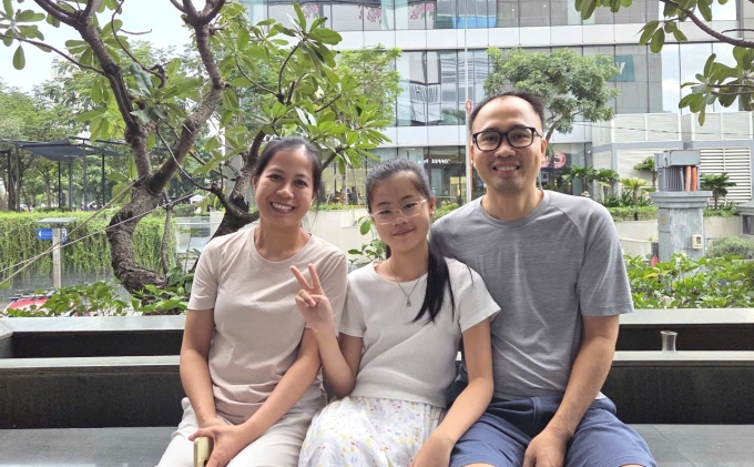 Bảo An và bố mẹ. Ảnh: Lệ Nguyễn