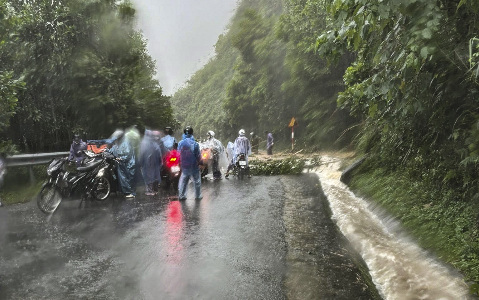 Sợ đá lăn, xã miền núi Quảng Ngãi di dời hơn 140 hộ dân- Ảnh 2.