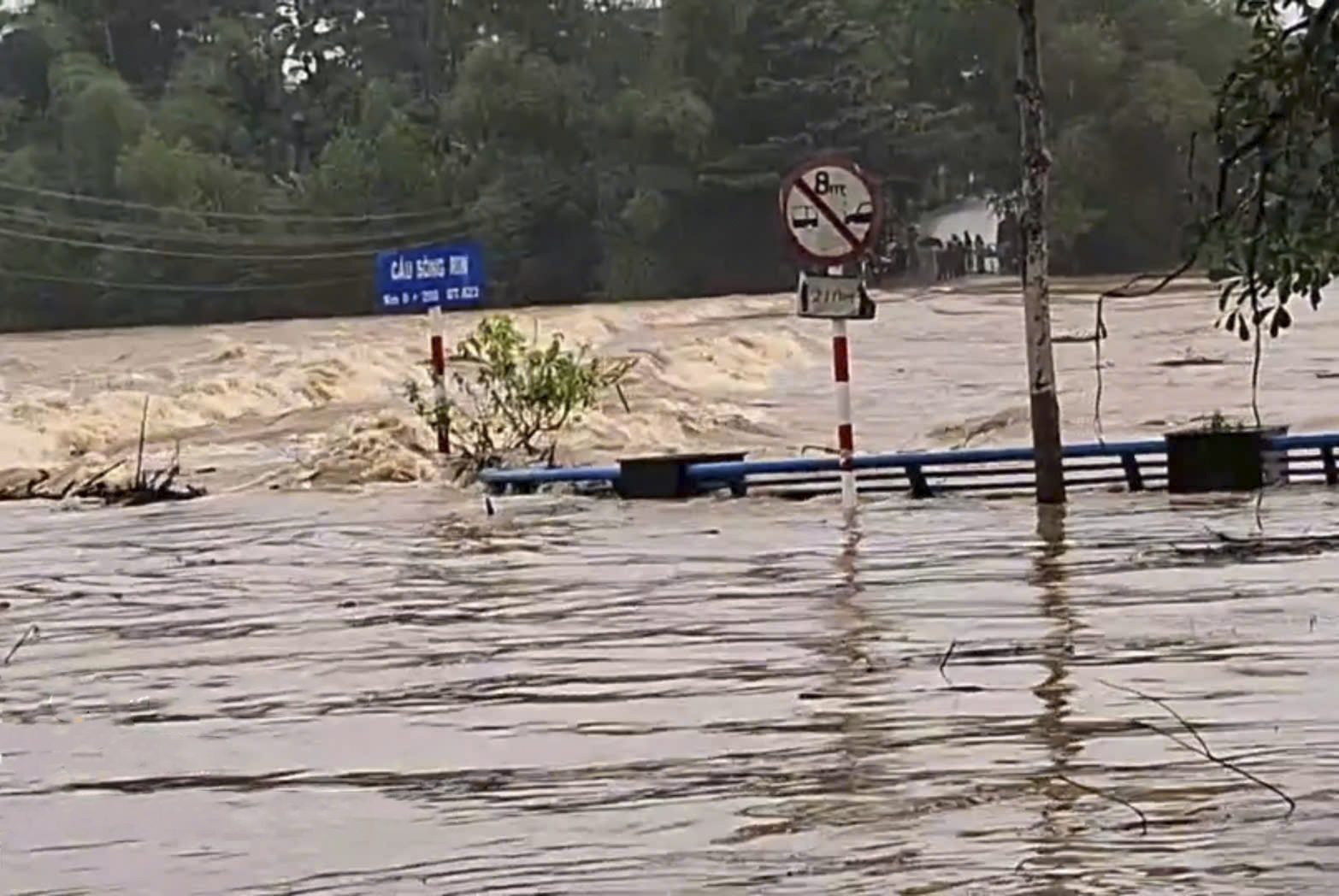 Sợ đá lăn, xã miền núi Quảng Ngãi di dời hơn 140 hộ dân- Ảnh 3.