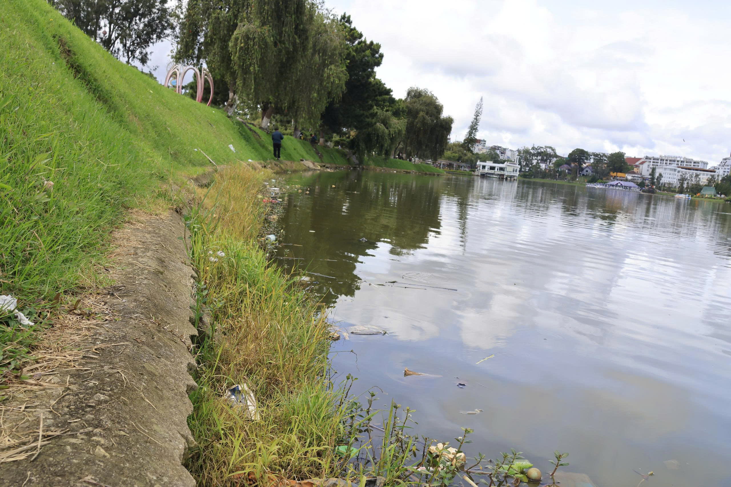 Sạt trượt ta luy, bờ kè quanh thắng cảnh hồ Xuân Hương - Đà Lạt - Ảnh 3. Sạt trượt ta luy, bờ kè quanh thắng cảnh hồ Xuân Hương - Đà Lạt - Ảnh 3.