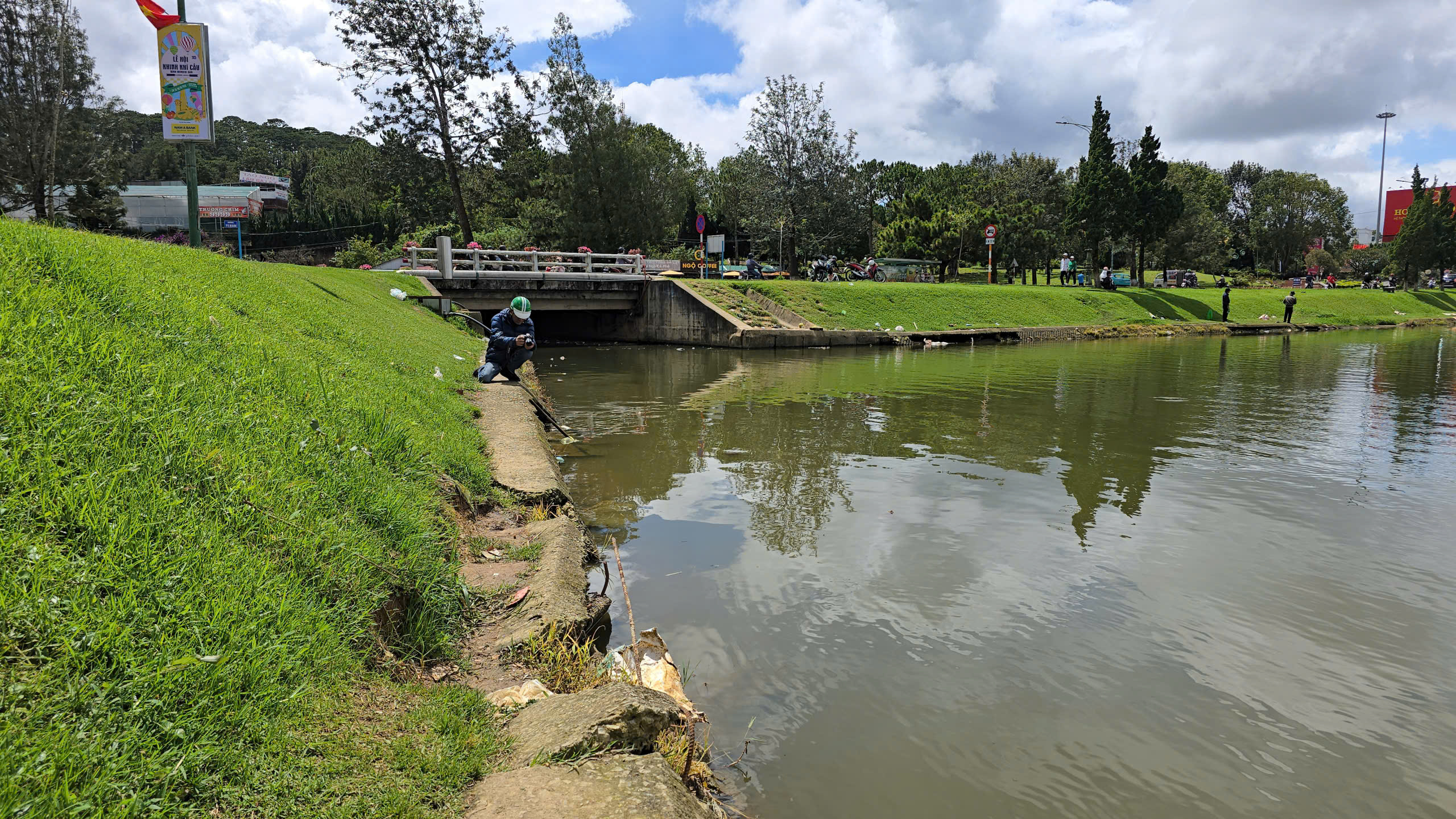 Sạt trượt ta luy, bờ kè quanh thắng cảnh hồ Xuân Hương - Đà Lạt - Ảnh 2. Sạt trượt ta luy, bờ kè quanh thắng cảnh hồ Xuân Hương - Đà Lạt - Ảnh 2.