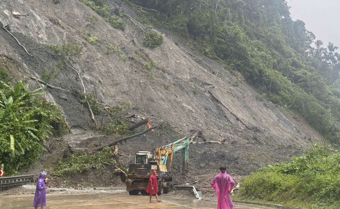 Mưa lớn gây sạt lở, gần 450 hộ dân ở miền núi quảng ngãi bị cô lập - Ảnh 7.