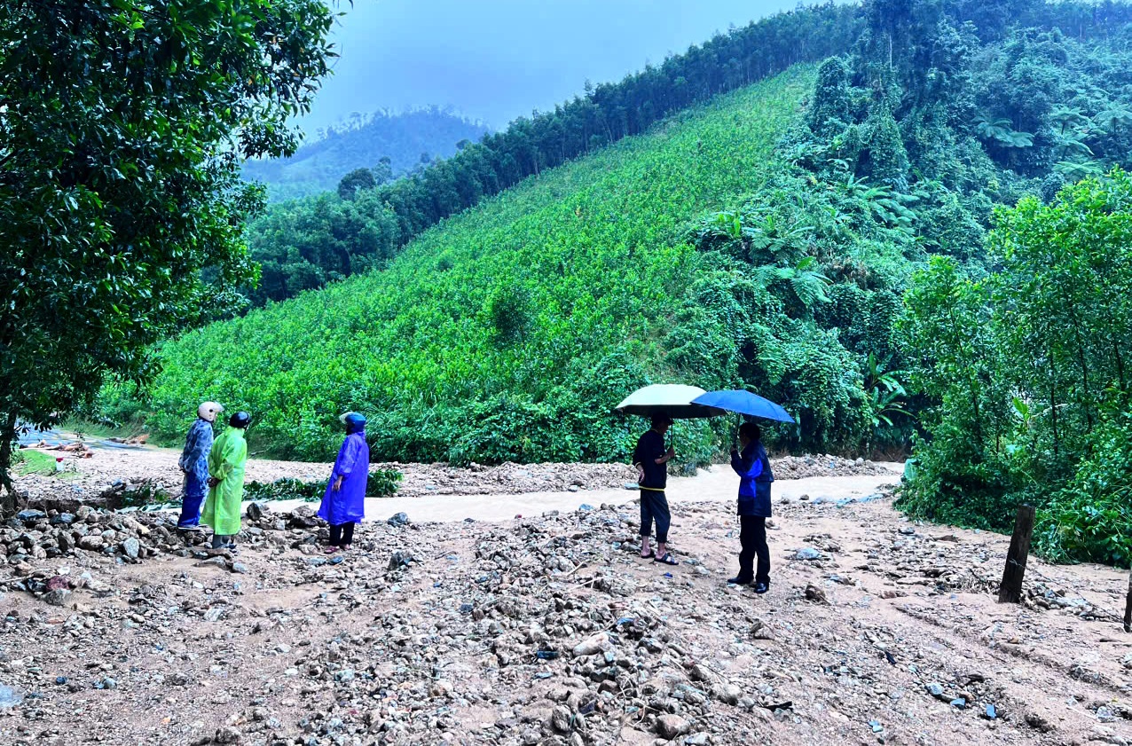 Đà Nẵng: Sạt lở phức tạp nhiều xã vùng cao, hàng trăm hộ dân bị cô lập - Ảnh 2.