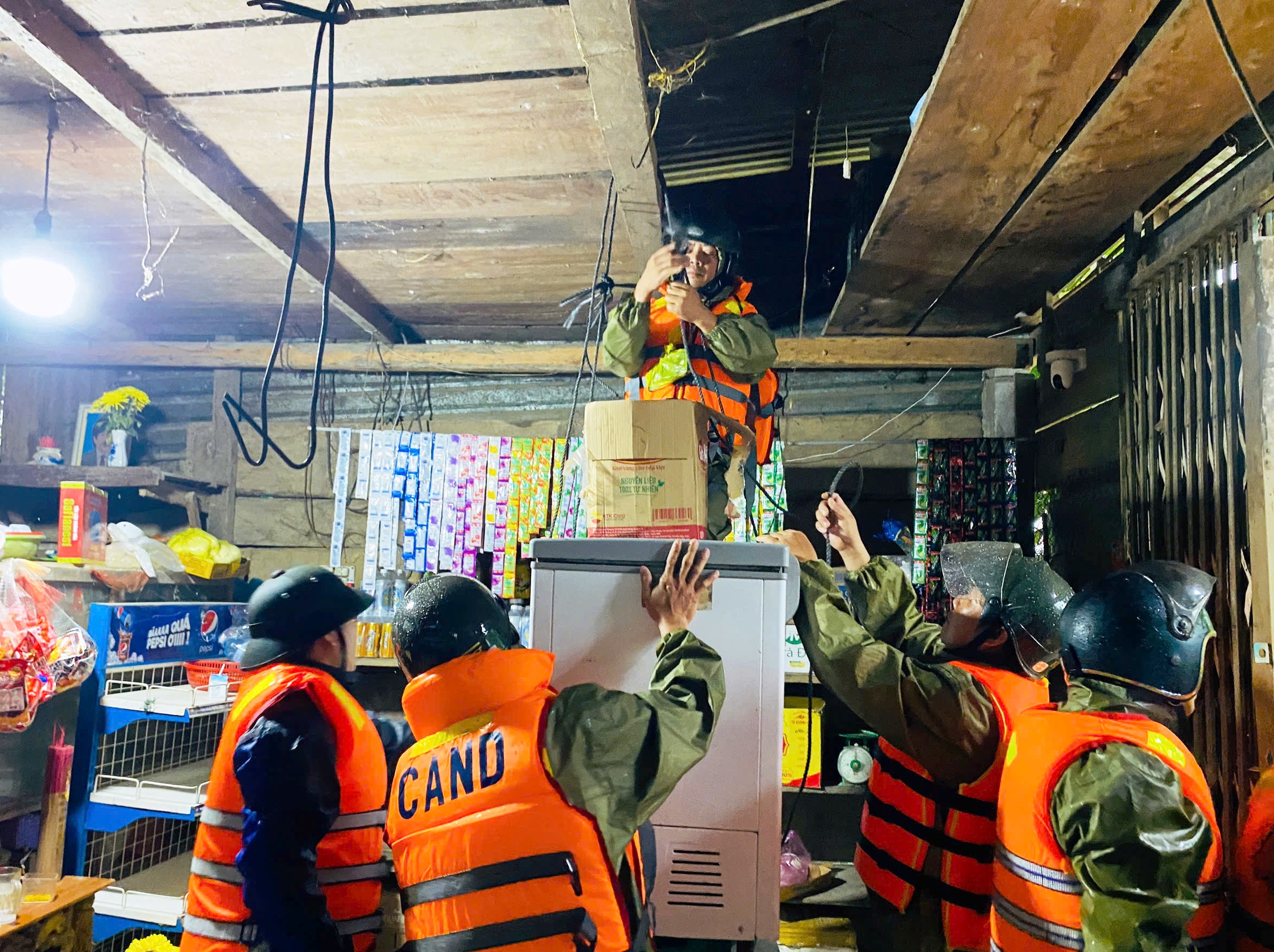 Thủy điện điều tiết, xả lũ lượng nước lớn, dân hạ du dọn đồ chạy lũ - Ảnh 2.