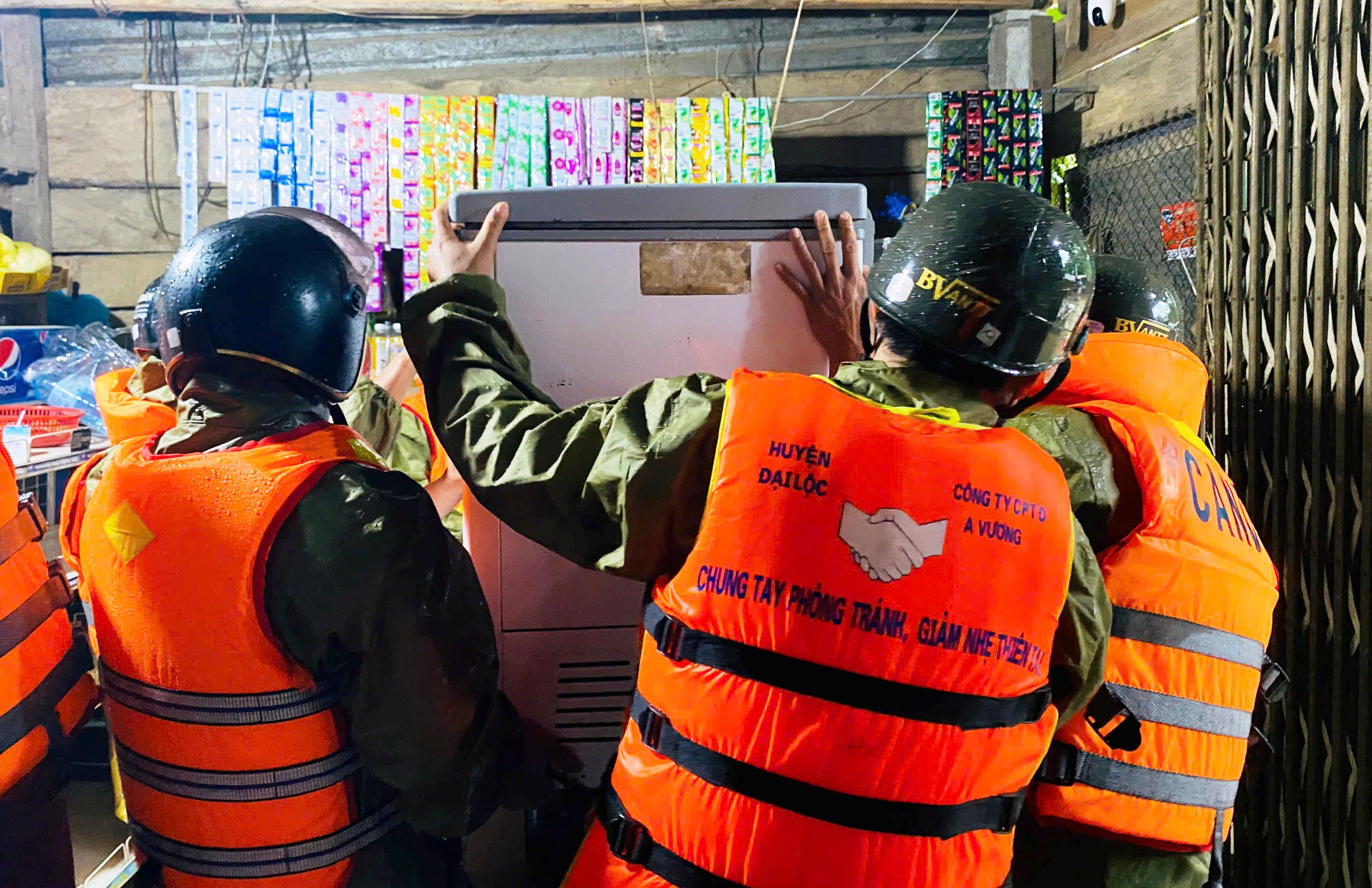 Thủy điện điều tiết, xả lũ lượng nước lớn, dân hạ du dọn đồ chạy lũ - Ảnh 3.