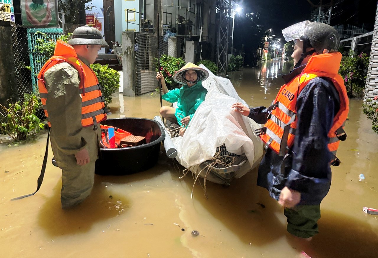 Thủy điện điều tiết, xả lũ lượng nước lớn, dân hạ du dọn đồ chạy lũ - Ảnh 4.