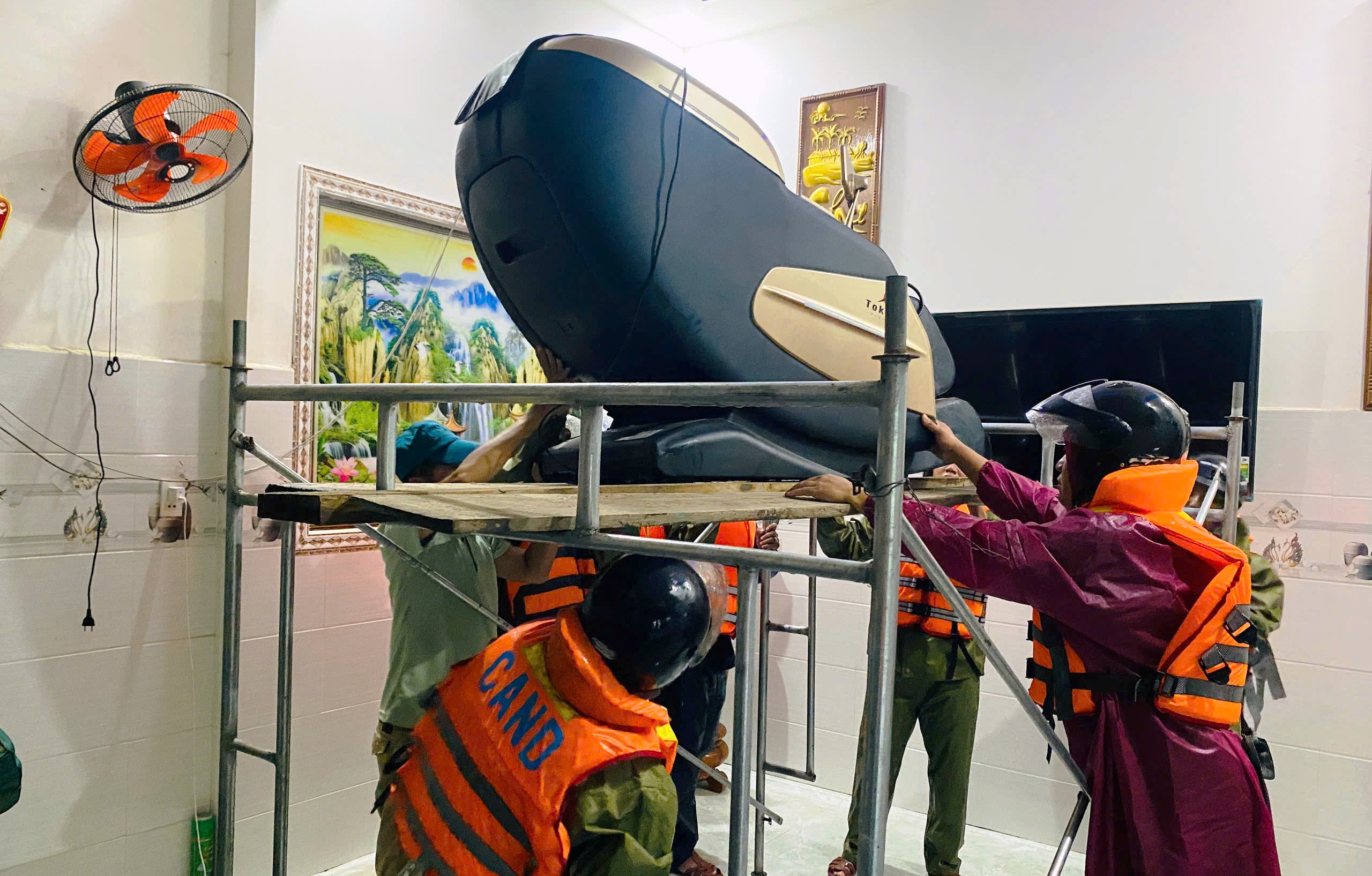 Thủy điện điều tiết, xả lũ lượng nước lớn, dân hạ du dọn đồ chạy lũ - Ảnh 5.