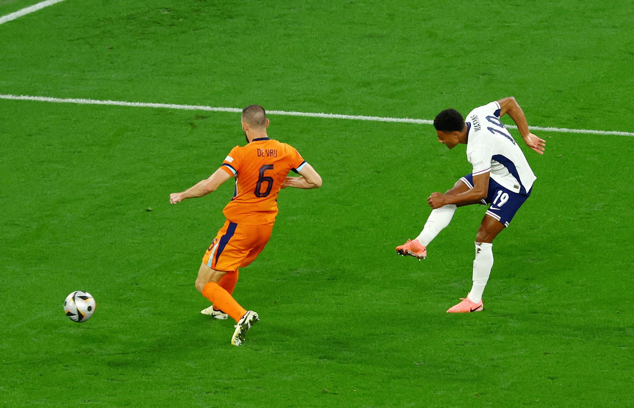 1762025893 577 Sieu du bi Ollie Watkins nhan mua loi khen voi