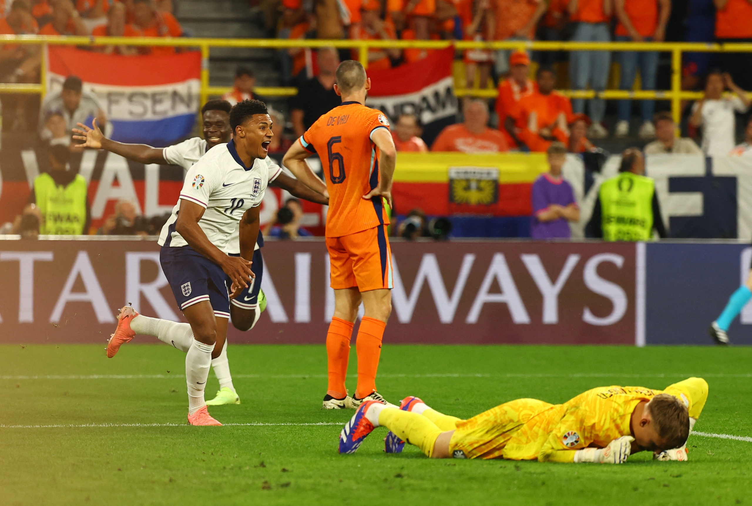 1762025896 175 Sieu du bi Ollie Watkins nhan mua loi khen voi