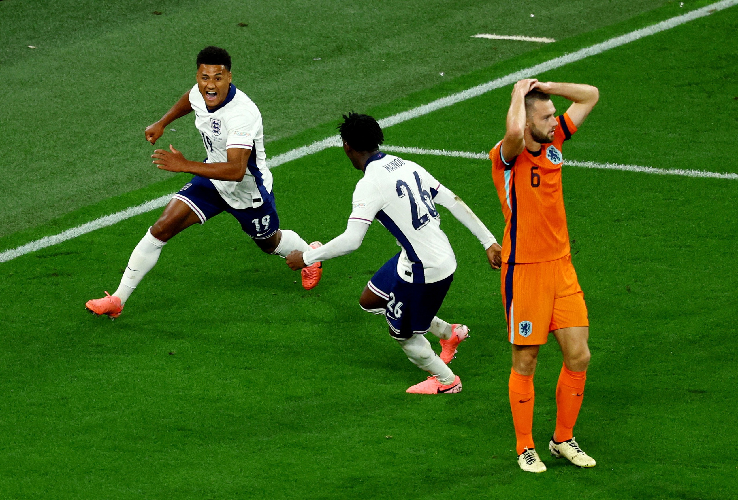 1762025899 82 Sieu du bi Ollie Watkins nhan mua loi khen voi