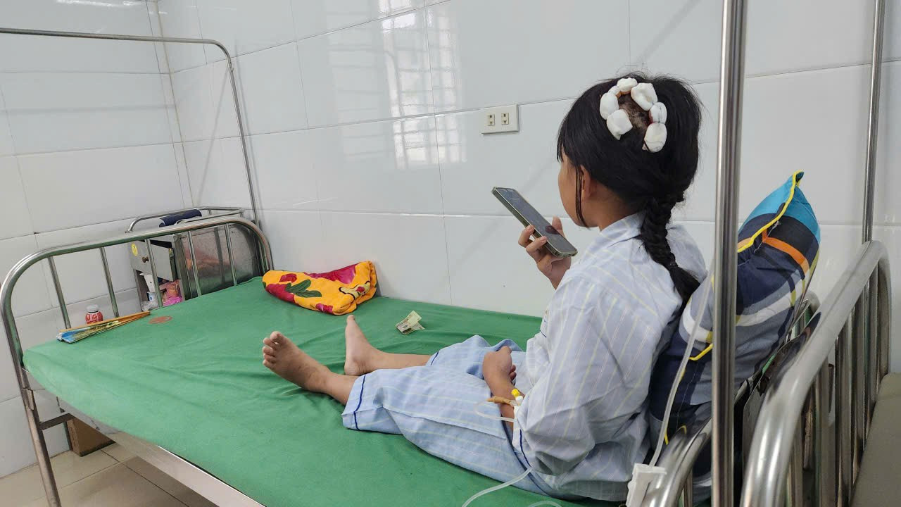 Bé gái bị cha dượng dùng búa bạo hành đã xuất viện, về quê ngoại ở Sơn La- Ảnh 2.