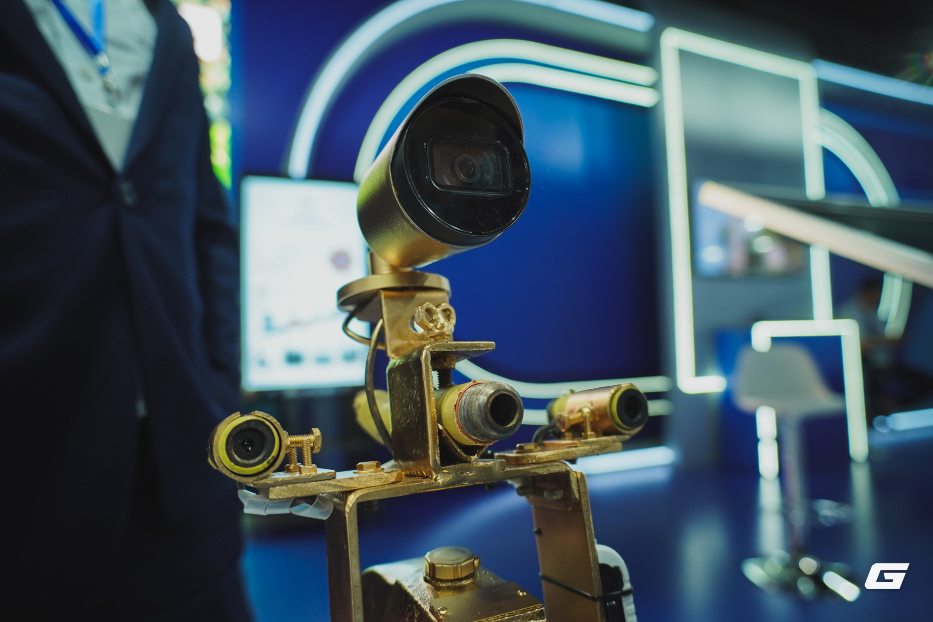 Giữa rừng giải pháp an ninh mạng phi vật lý, robot phun nước vệ sinh đường điện của EVN 