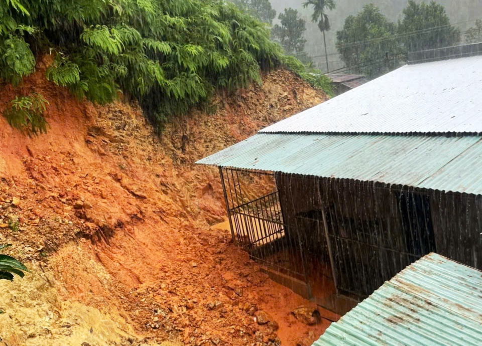 Đà Nẵng: Sạt lở gây cô lập nhiều nơi, sơ tán hàng trăm người dân - Ảnh 2.