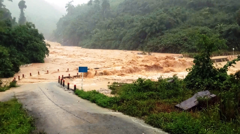 Đà Nẵng: Sạt lở gây cô lập nhiều nơi, sơ tán hàng trăm người dân - Ảnh 3.