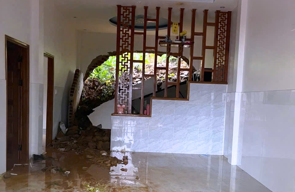 Đà Nẵng: Sạt lở gây cô lập nhiều nơi, sơ tán hàng trăm người dân - Ảnh 4.