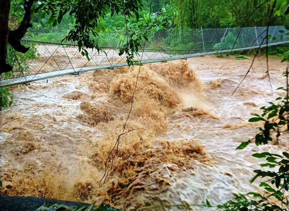 Đà Nẵng: Sạt lở gây cô lập nhiều nơi, sơ tán hàng trăm người dân - Ảnh 5.