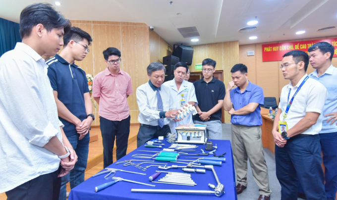 Học viên thực hành trên mô hình xương nhân tạo (Sawbone) - công cụ chuẩn trong đào tạo phẫu thuật chỉnh hình, giúp làm quen thao tác trước khi thực hành trên bệnh nhân thực tế. Ảnh: Bệnh viện cung cấp