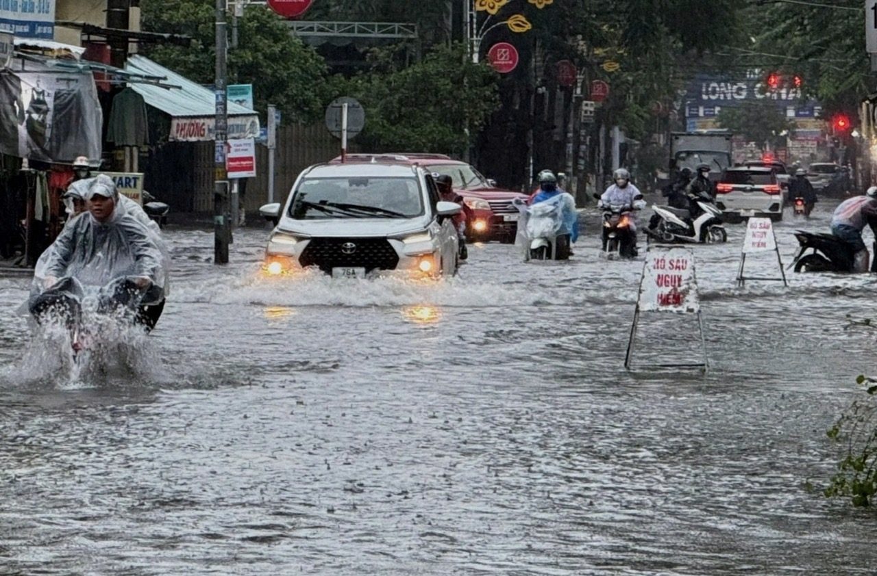 Đà Nẵng, Quảng Ngãi ứng phó nguy cơ lũ chồng lũ - Ảnh 2.