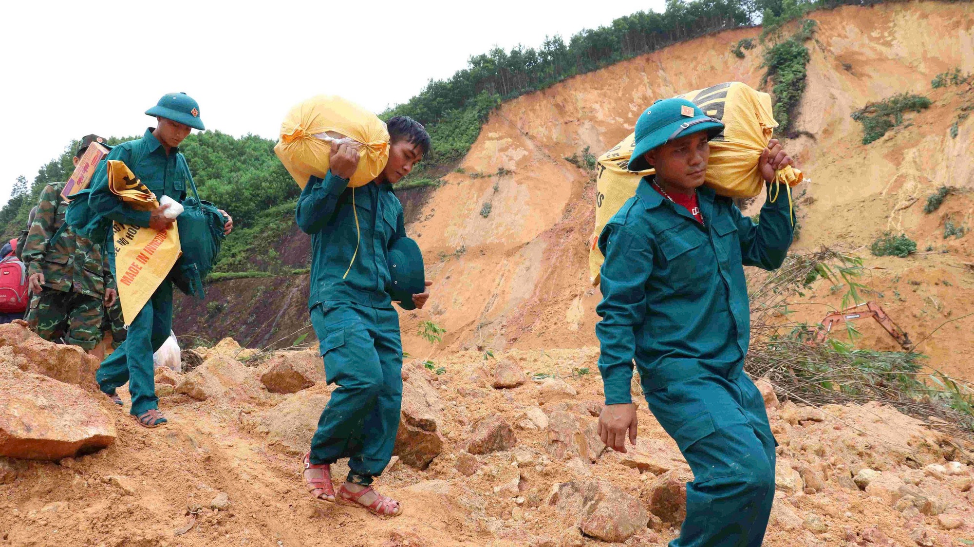 Đà Nẵng, Quảng Ngãi ứng phó nguy cơ lũ chồng lũ - Ảnh 4.