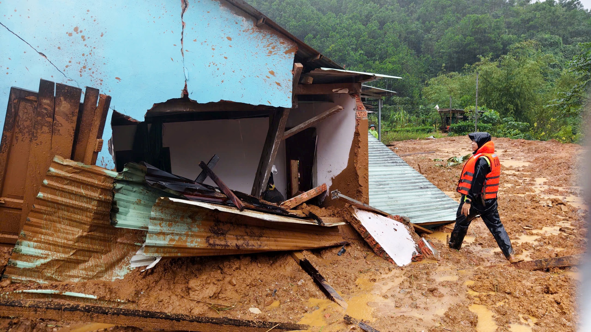 Đà Nẵng, Quảng Ngãi ứng phó nguy cơ lũ chồng lũ - Ảnh 6.