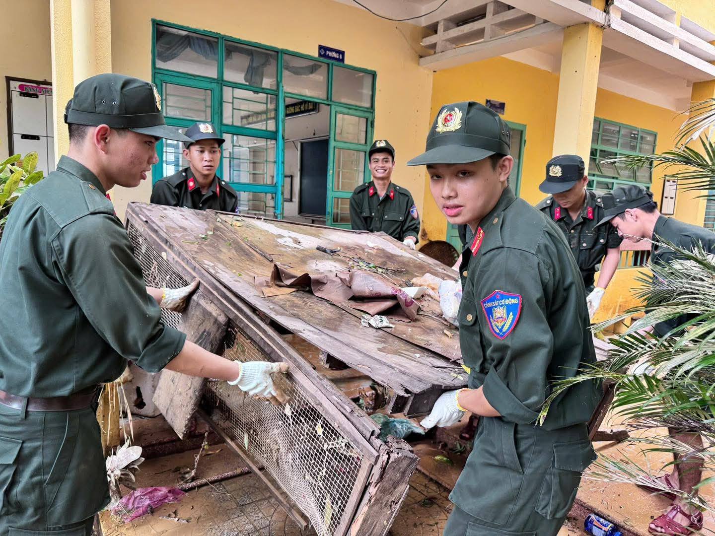 Đà Nẵng, Quảng Ngãi ứng phó nguy cơ lũ chồng lũ - Ảnh 8.