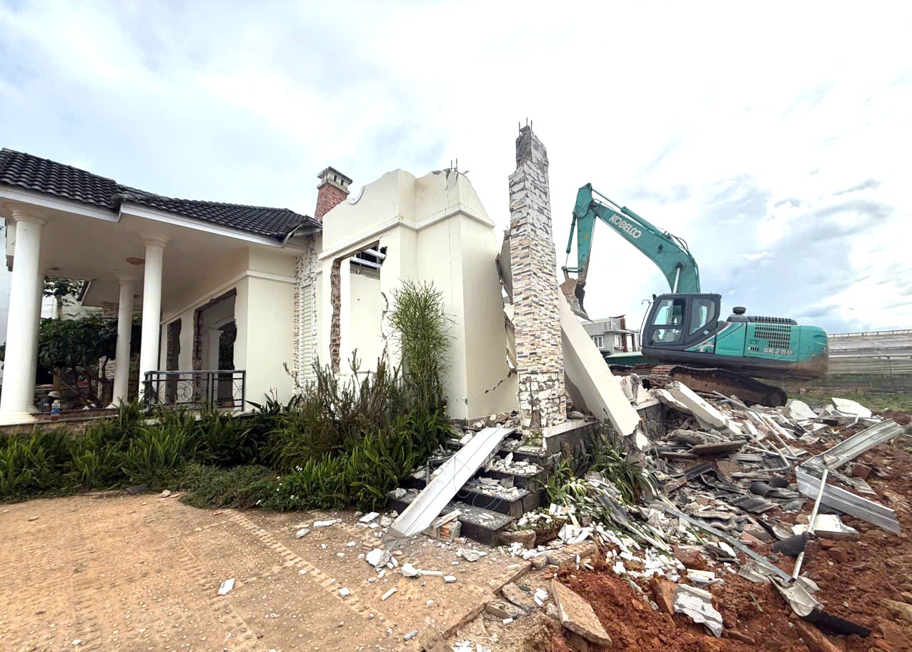 Người dân Đà Lạt tự tháo dỡ nhà, giao mặt bằng để tiếp tục thi công đường - Ảnh 2.