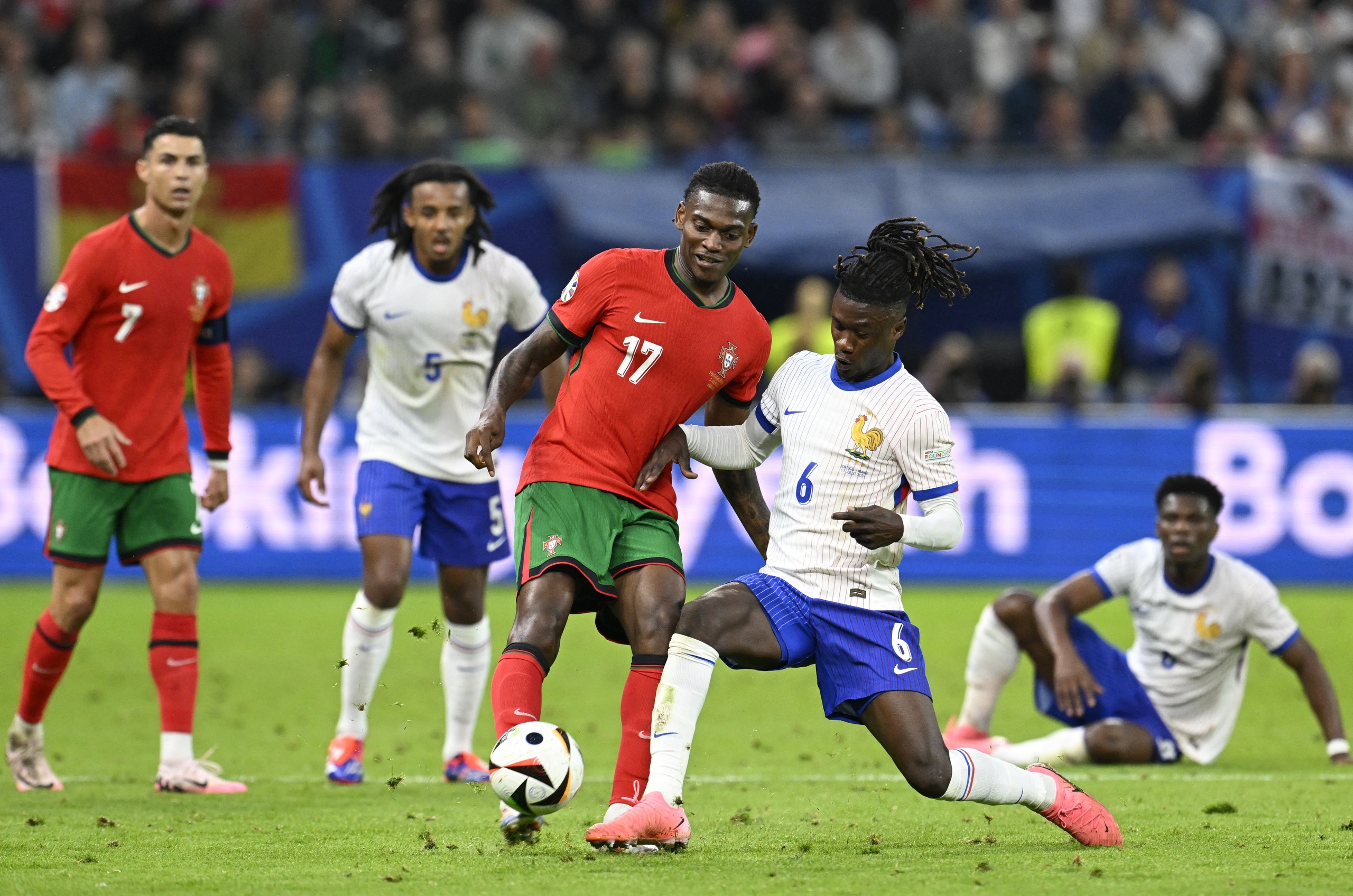 Eduardo Camavinga ngăn cản pha đi bóng của Rafael Leao