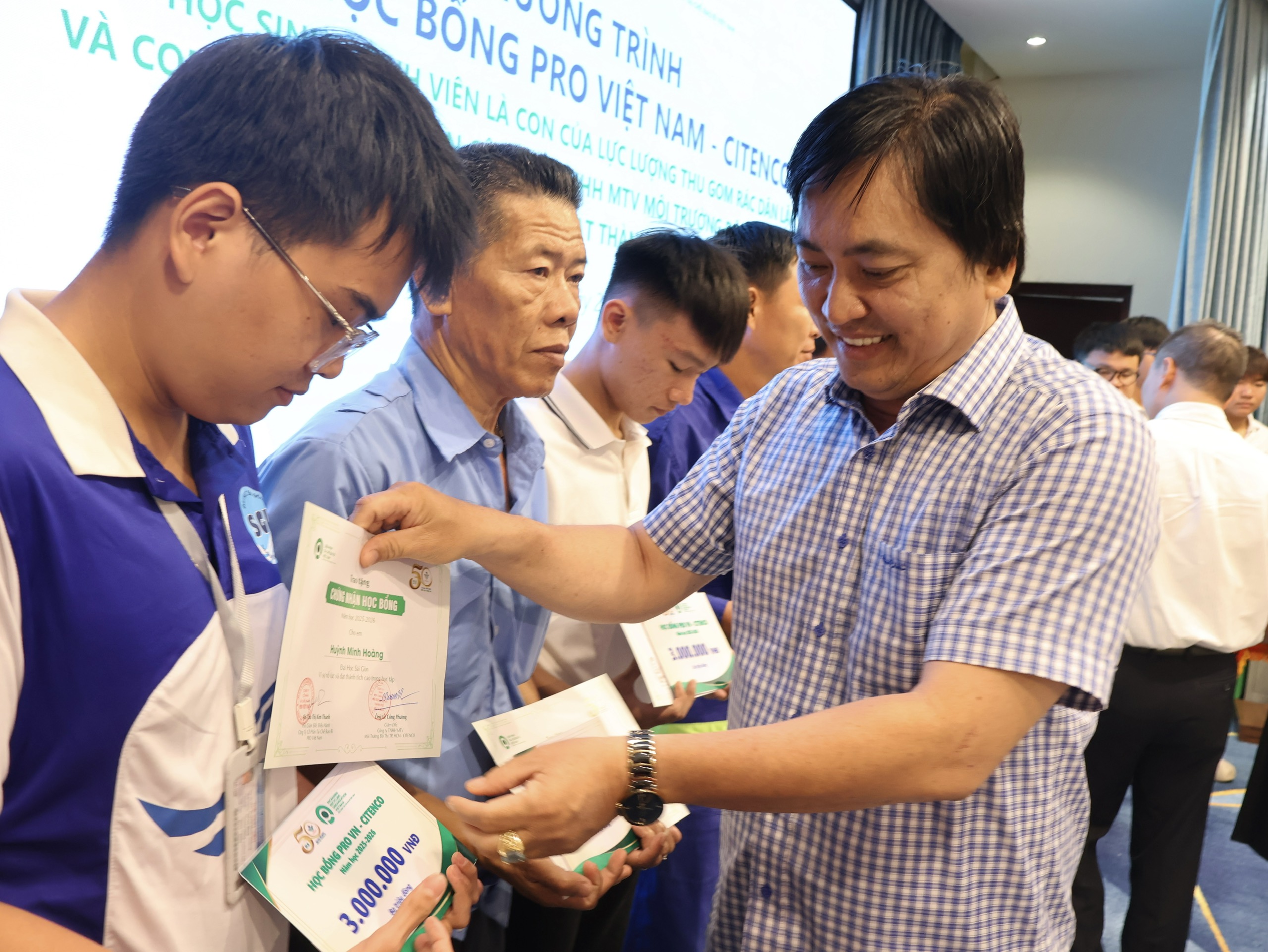 Con của công nhân vệ sinh môi trường nhận học bổng tổng trị giá 200 triệu đồng- Ảnh 2.