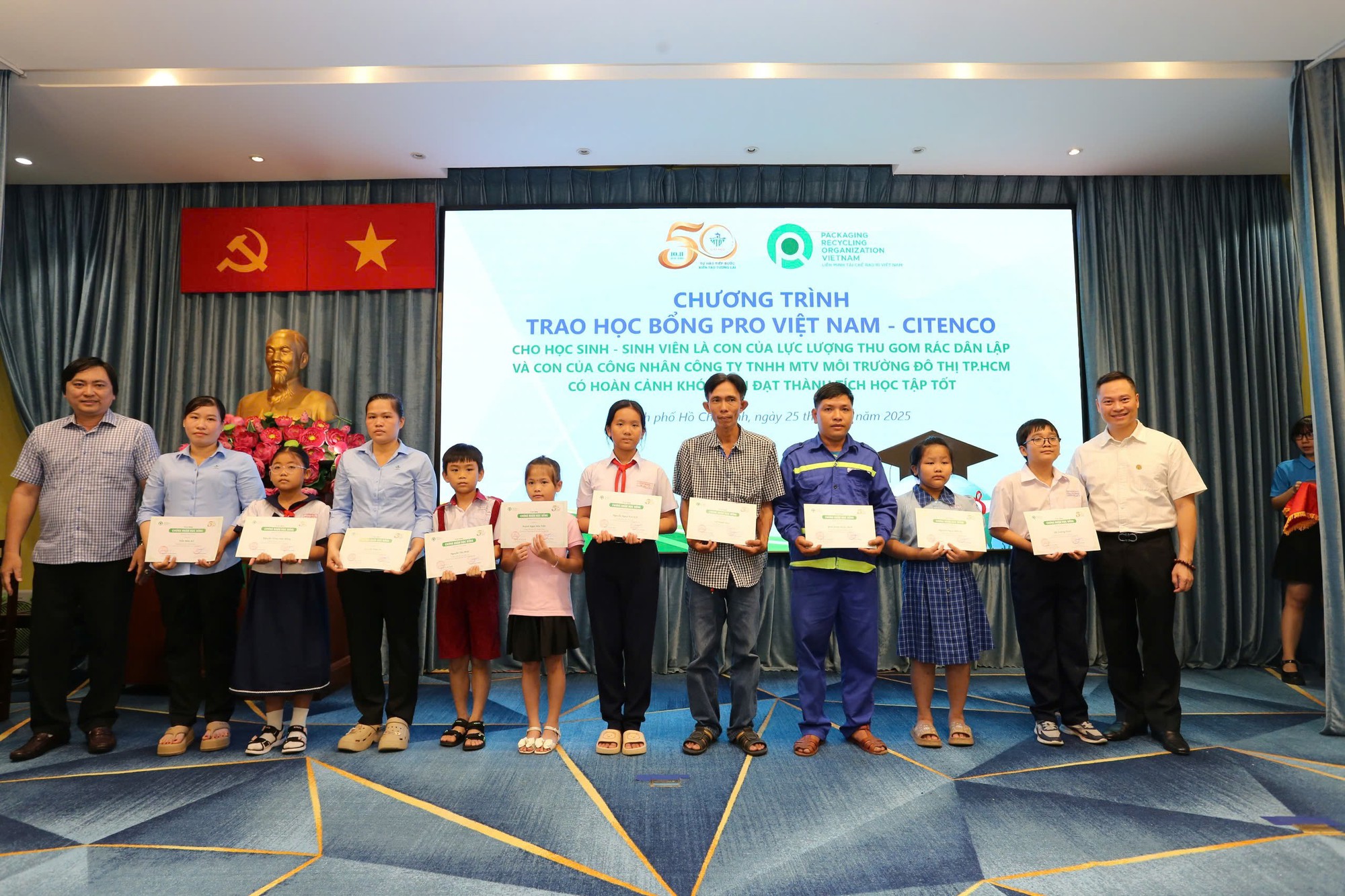 Con của công nhân vệ sinh môi trường nhận học bổng tổng trị giá 200 triệu đồng- Ảnh 3.