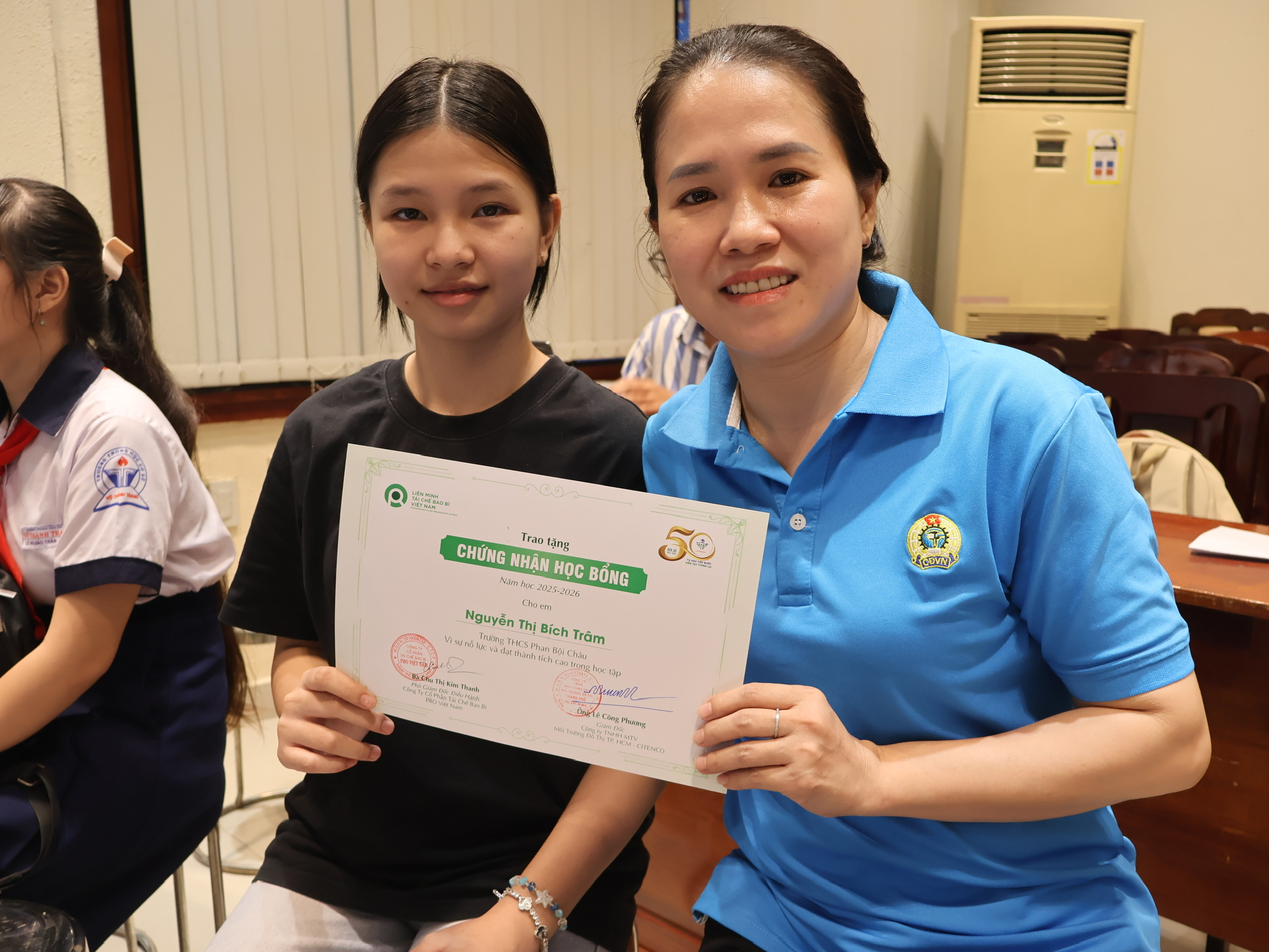 Con của công nhân vệ sinh môi trường nhận học bổng tổng trị giá 200 triệu đồng- Ảnh 4.