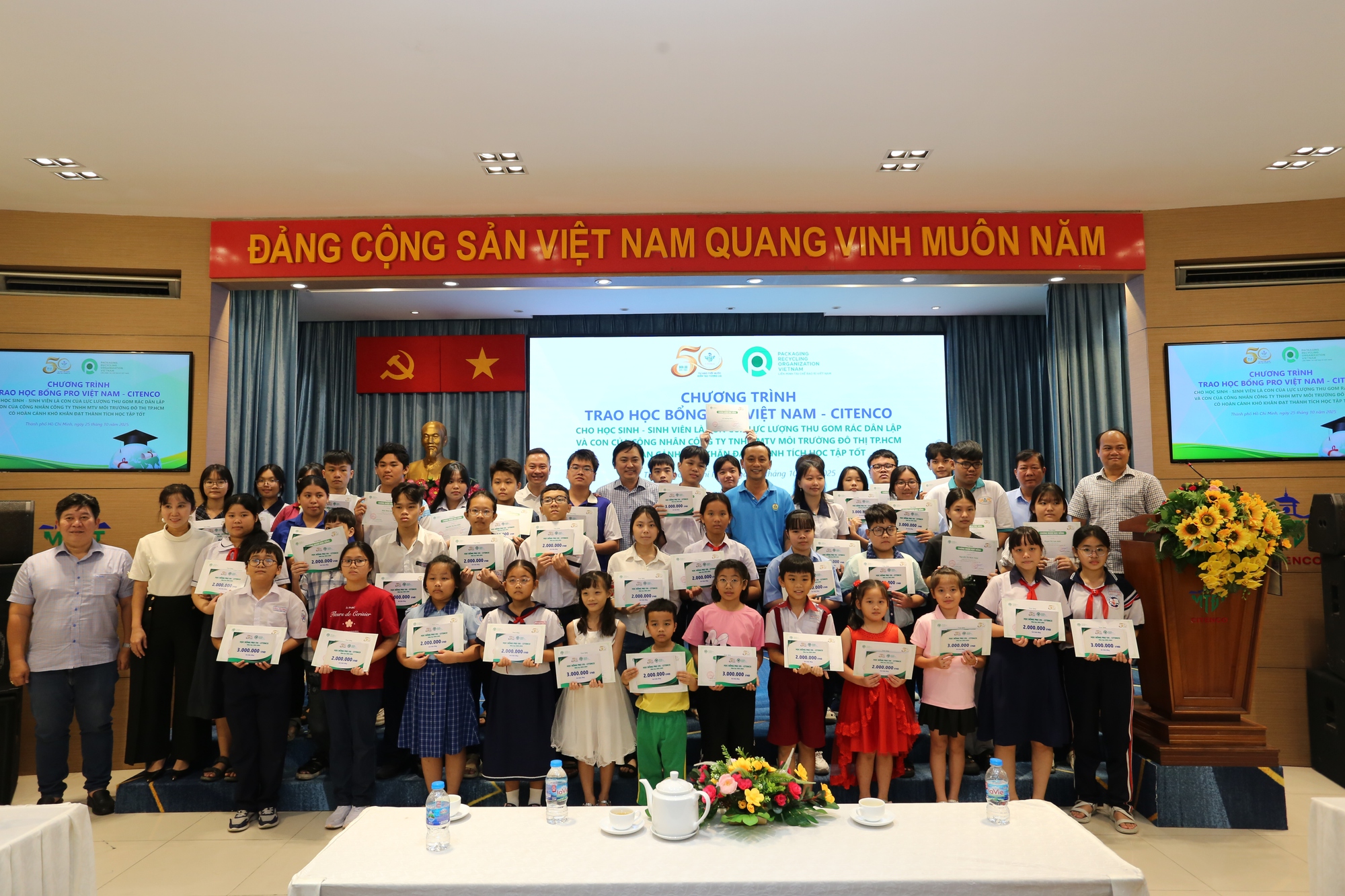 Con của công nhân vệ sinh môi trường nhận học bổng tổng trị giá 200 triệu đồng- Ảnh 5.