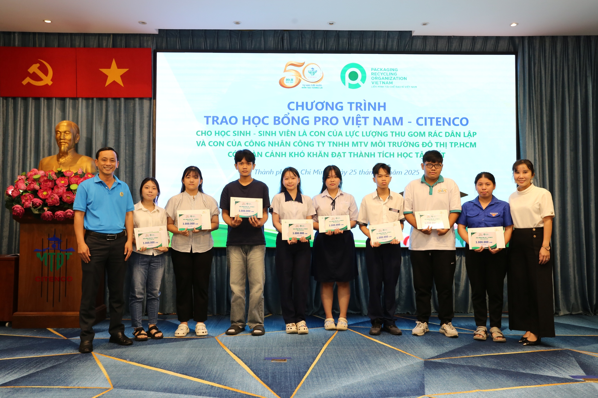 Con của công nhân vệ sinh môi trường nhận học bổng tổng trị giá 200 triệu đồng- Ảnh 6.