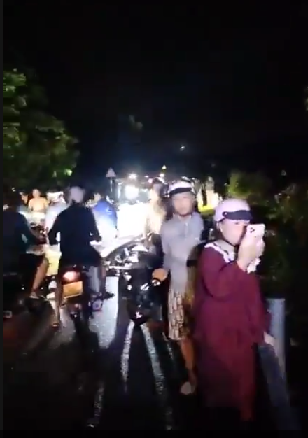 Bé gái mất tích trong dòng nước dữ sau vụ hồ chứa bị vỡ trên núi - Ảnh 2.