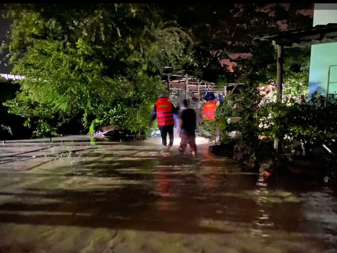 Bé gái mất tích trong dòng nước dữ sau vụ hồ chứa bị vỡ trên núi - Ảnh 3.