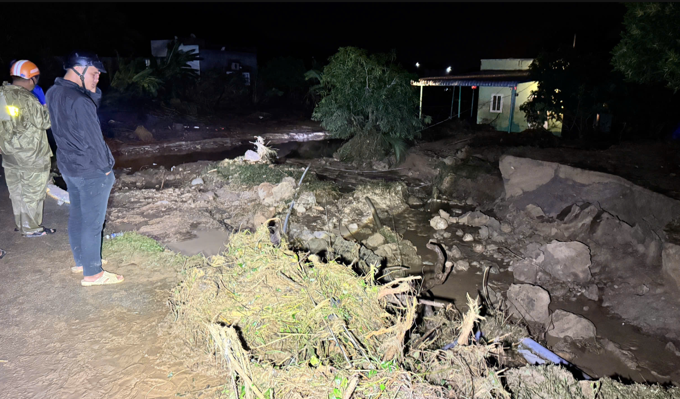 Bé gái mất tích trong dòng nước dữ sau vụ hồ chứa bị vỡ trên núi - Ảnh 4.