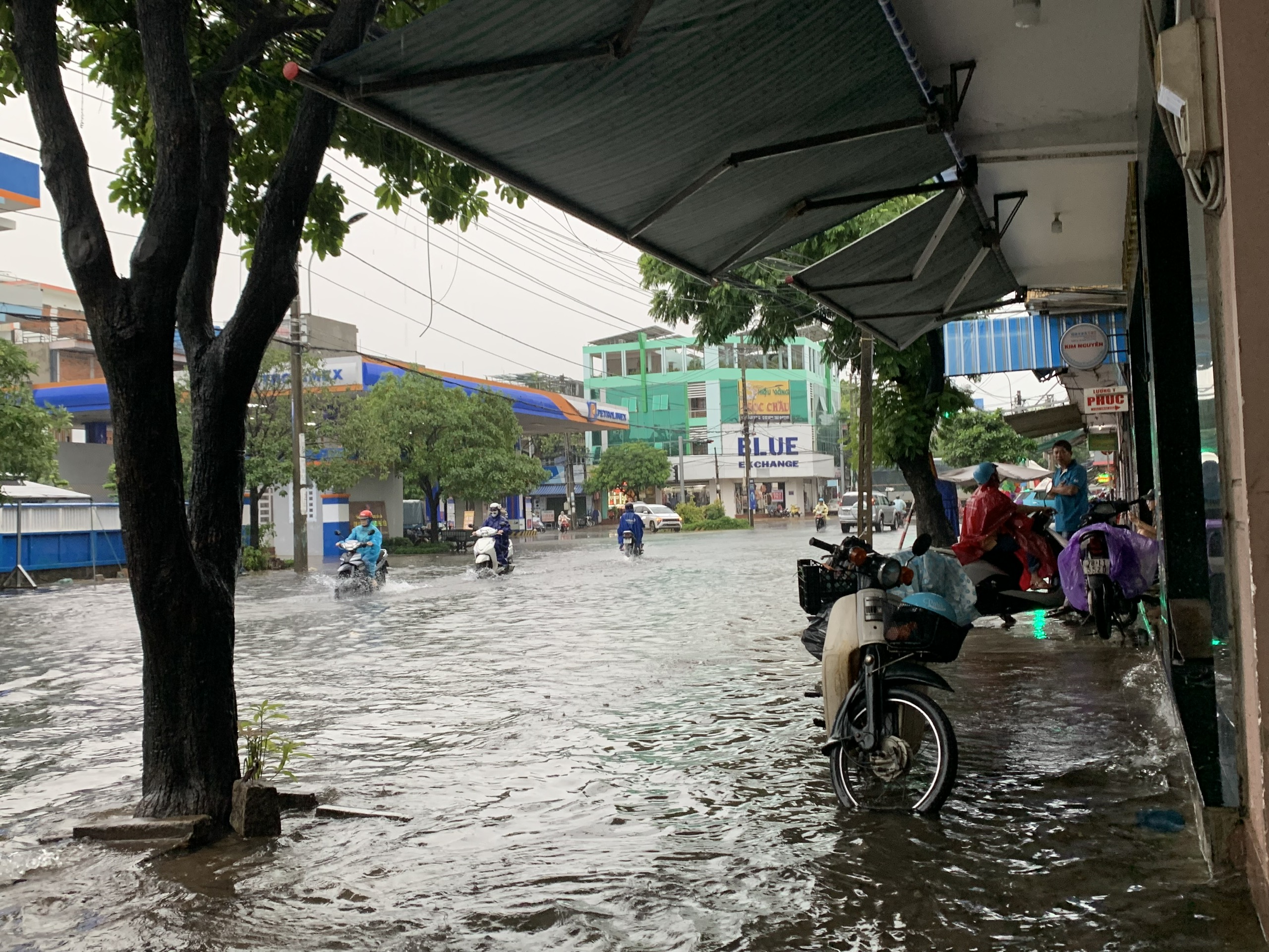 Tuy hòa chìm trong nước Sau cơn mưa lớn sáng 25 . 10 , Người dân khó khăn đi lại - Ảnh 2. Tuy hòa chìm trong nước Sau cơn mưa lớn sáng 25 . 10 , Người dân khó khăn đi lại - Ảnh 2.