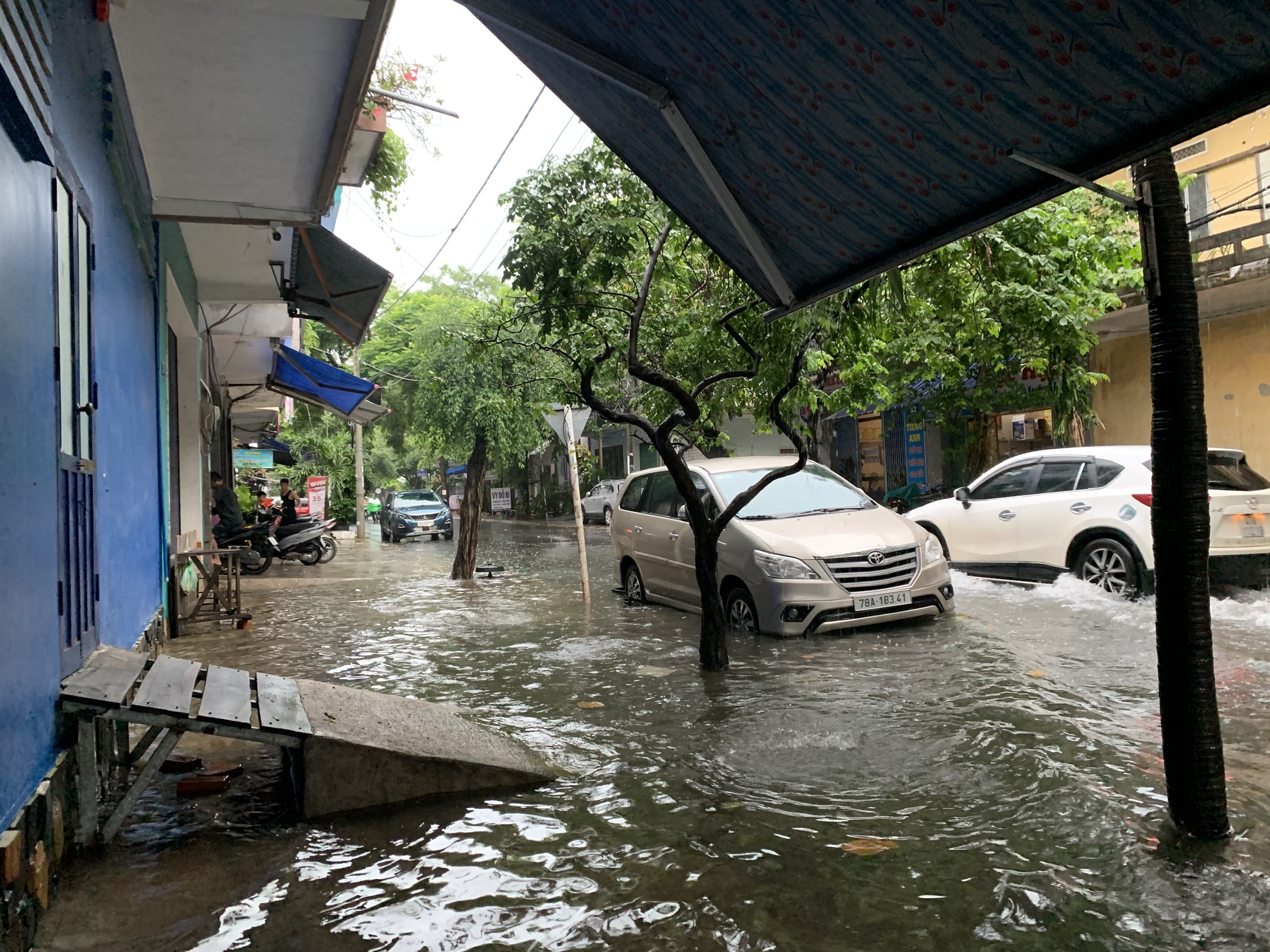 Tuy hòa chìm trong nước Sau cơn mưa lớn sáng 25 . 10 , Người dân khó khăn đi lại - Ảnh 3. Tuy hòa chìm trong nước Sau cơn mưa lớn sáng 25 . 10 , Người dân khó khăn đi lại - Ảnh 3.