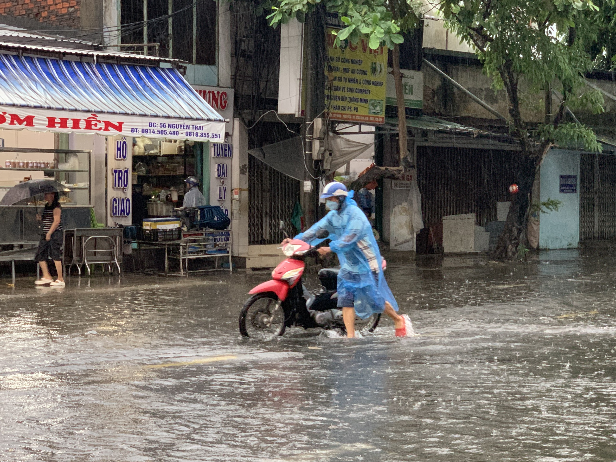 Tuy hòa chìm trong nước Sau cơn mưa lớn sáng 25 . 10 , Người dân khó khăn đi lại - Ảnh 4. Tuy hòa chìm trong nước Sau cơn mưa lớn sáng 25 . 10 , Người dân khó khăn đi lại - Ảnh 4.