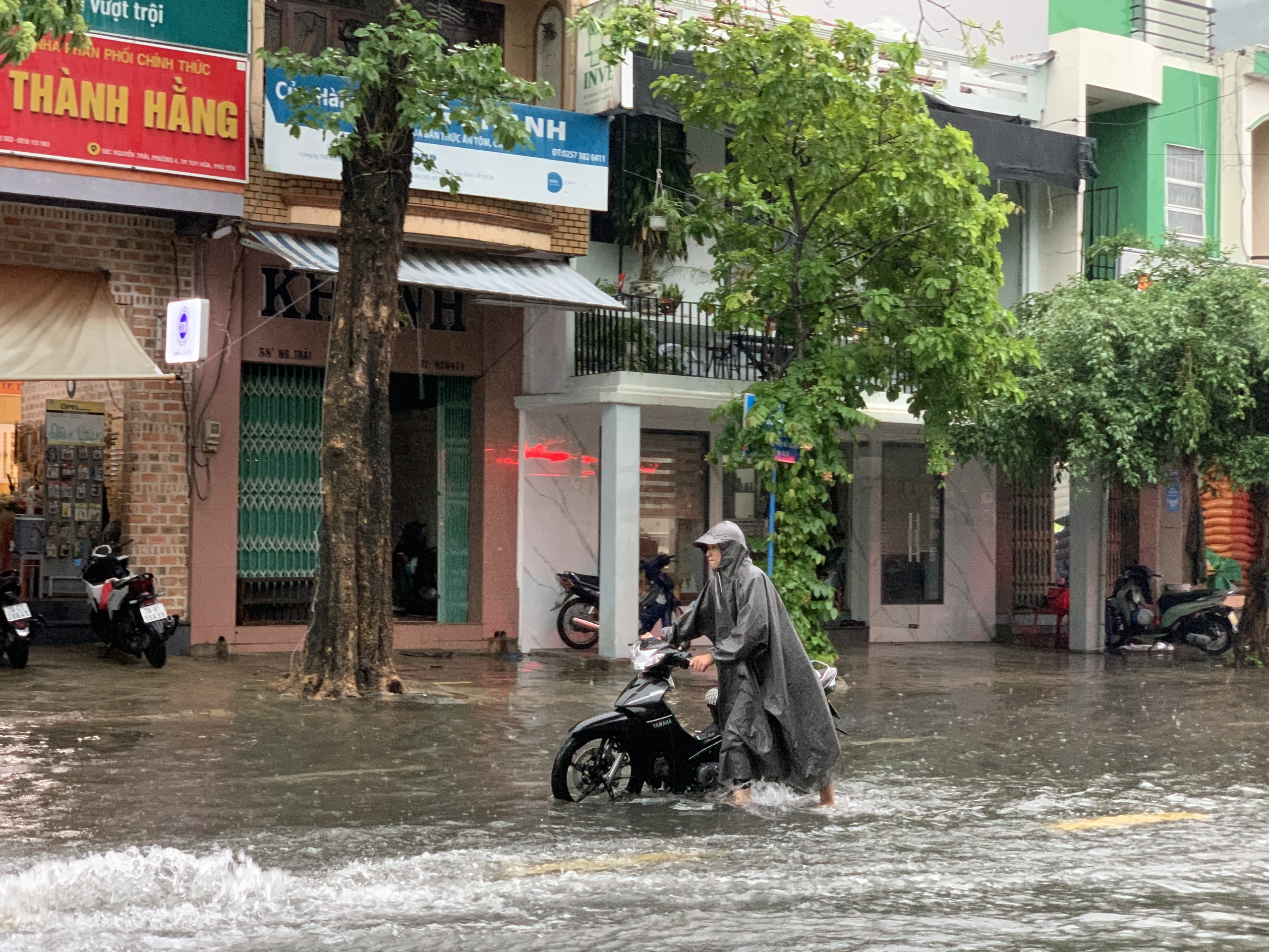 Tuy hòa chìm trong nước Sau cơn mưa lớn sáng 25 . 10 , Người dân khó khăn đi lại - Ảnh 5. Tuy hòa chìm trong nước Sau cơn mưa lớn sáng 25 . 10 , Người dân khó khăn đi lại - Ảnh 5.