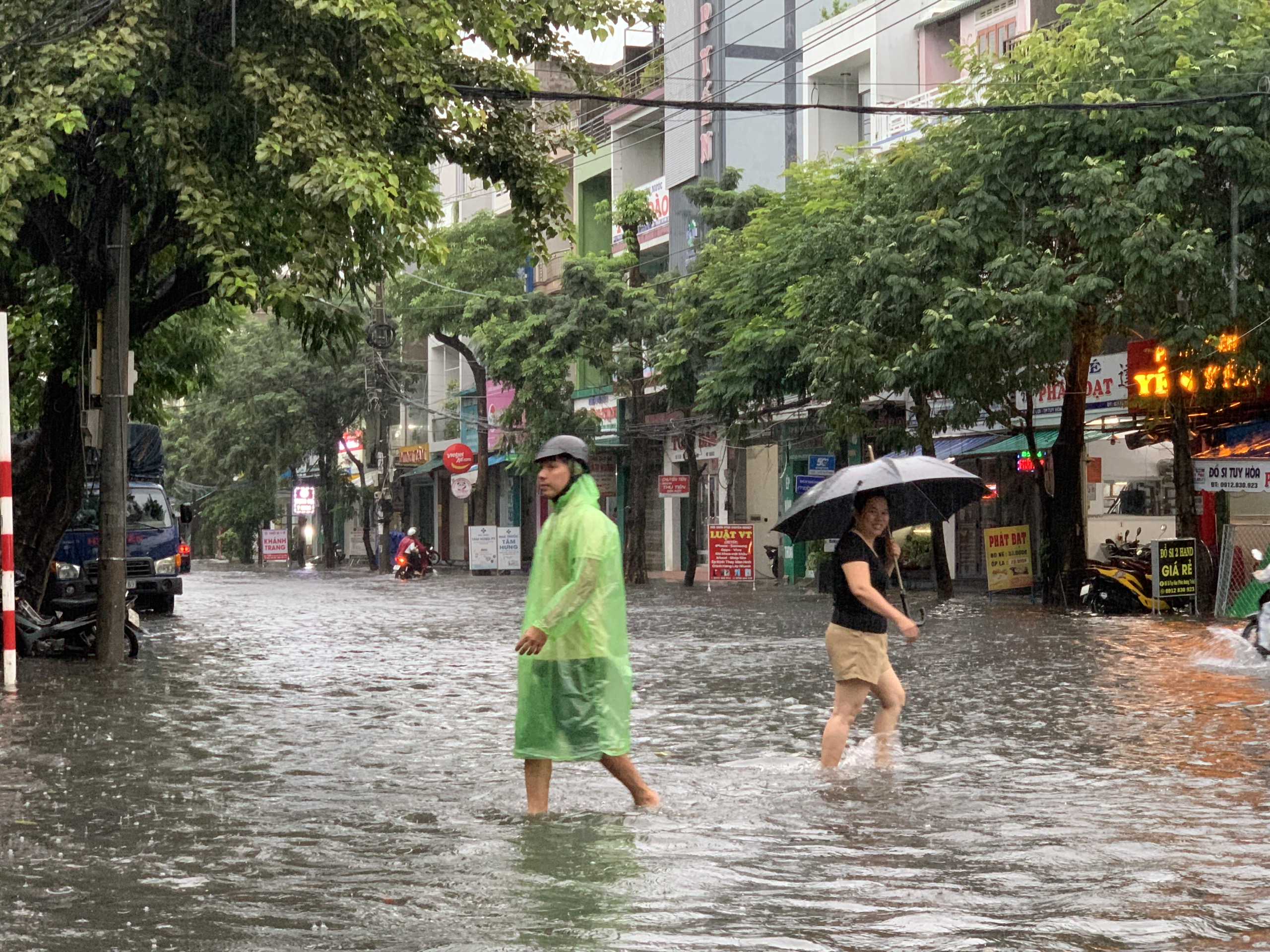 Tuy hòa chìm trong nước Sau cơn mưa lớn sáng 25 . 10 , Người dân khó khăn đi lại - Ảnh 6. Tuy hòa chìm trong nước Sau cơn mưa lớn sáng 25 . 10 , Người dân khó khăn đi lại - Ảnh 6.