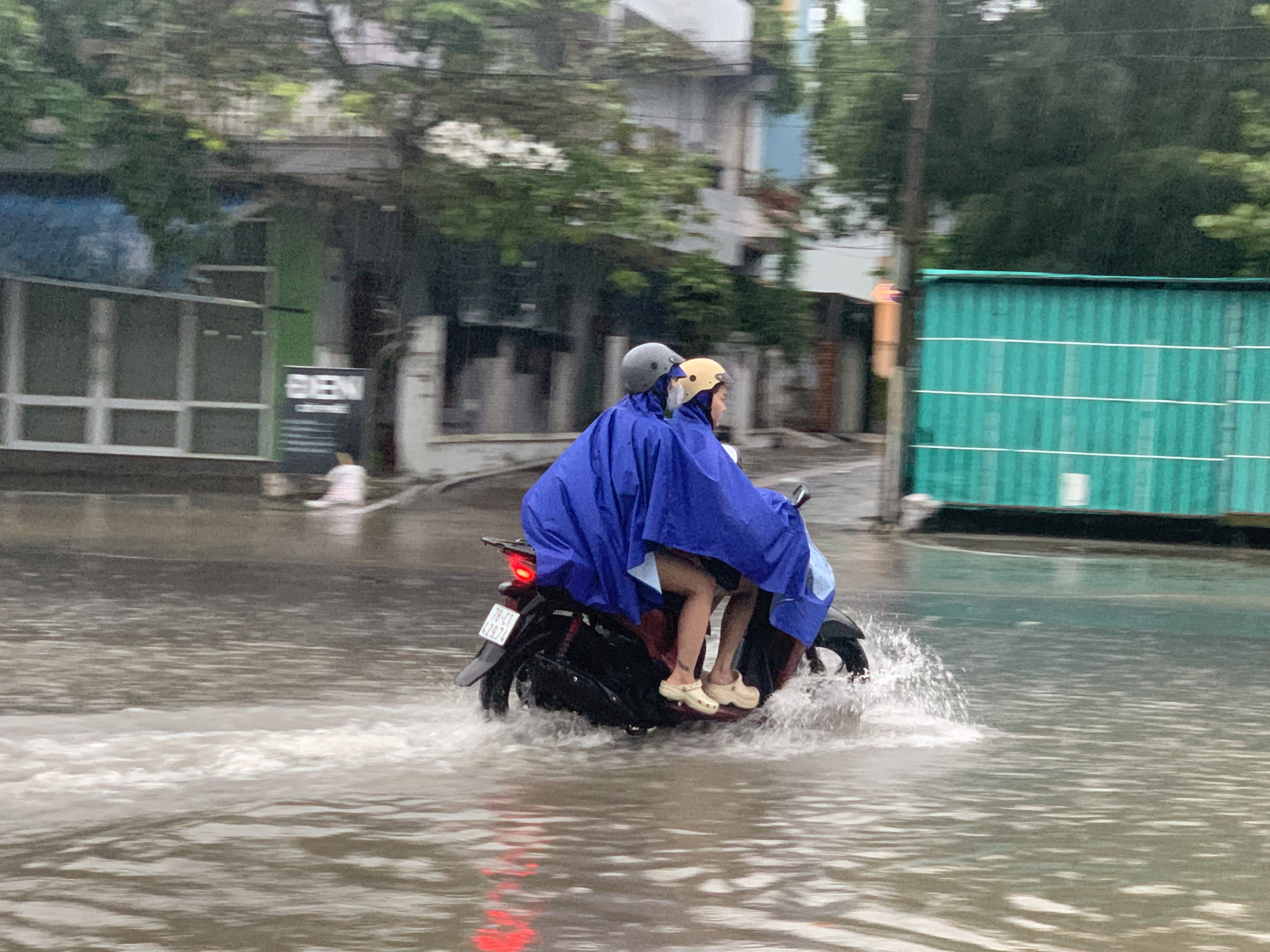 Tuy hòa chìm trong nước Sau cơn mưa lớn sáng 25 . 10 , Người dân khó khăn đi lại - Ảnh 7. Tuy hòa chìm trong nước Sau cơn mưa lớn sáng 25 . 10 , Người dân khó khăn đi lại - Ảnh 7.