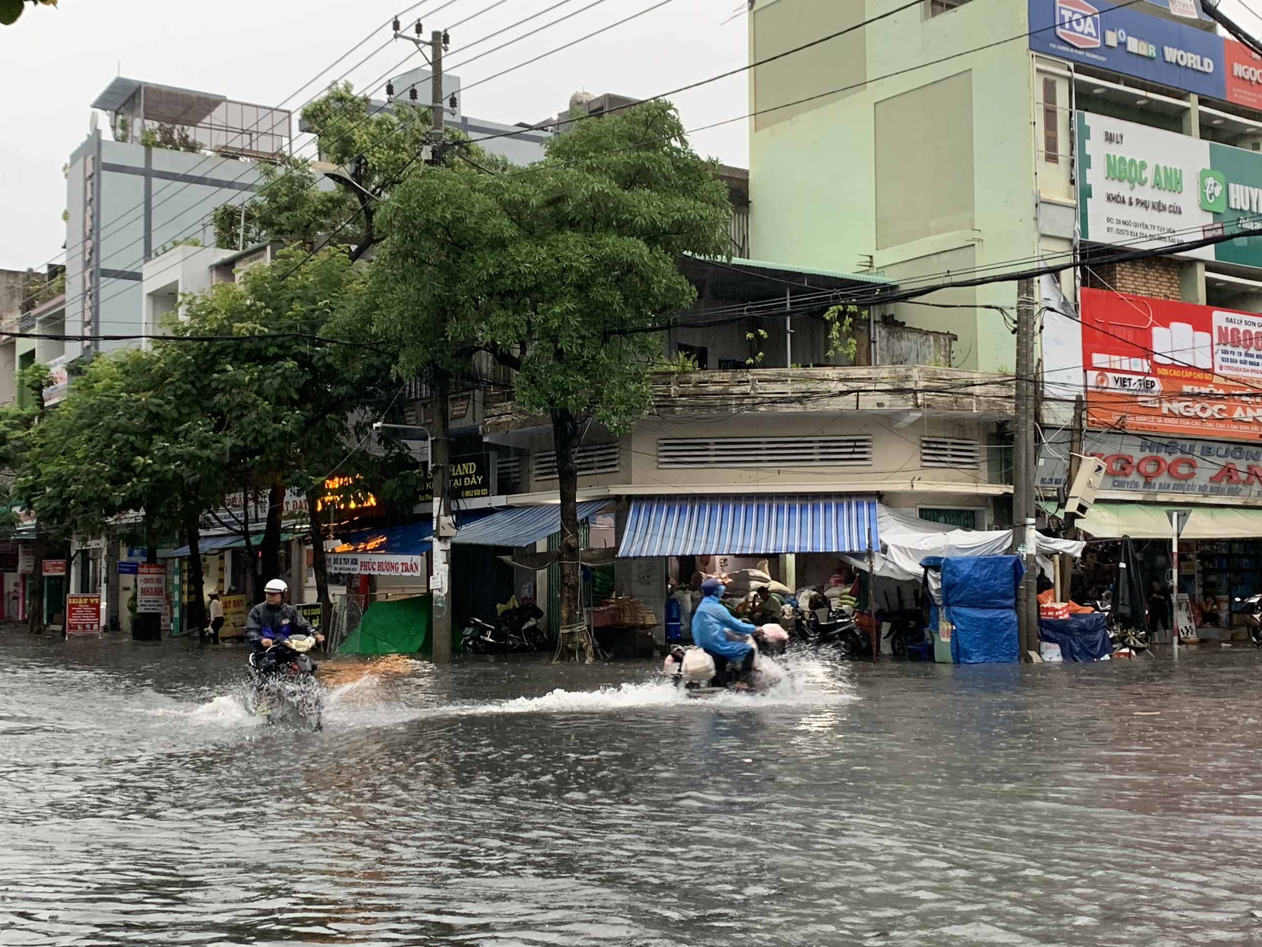 Tuy hòa chìm trong nước Sau cơn mưa lớn sáng 25 . 10 , Người dân khó khăn đi lại - Ảnh 8. Tuy hòa chìm trong nước Sau cơn mưa lớn sáng 25 . 10 , Người dân khó khăn đi lại - Ảnh 8.