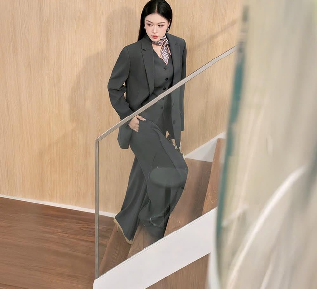 Nâng cấp tủ đồ với phong cách tối giản thanh lịch cho những ngày se lạnh- Ảnh 8. Nâng cấp tủ đồ với phong cách tối giản thanh lịch cho những ngày se lạnh- Ảnh 8.