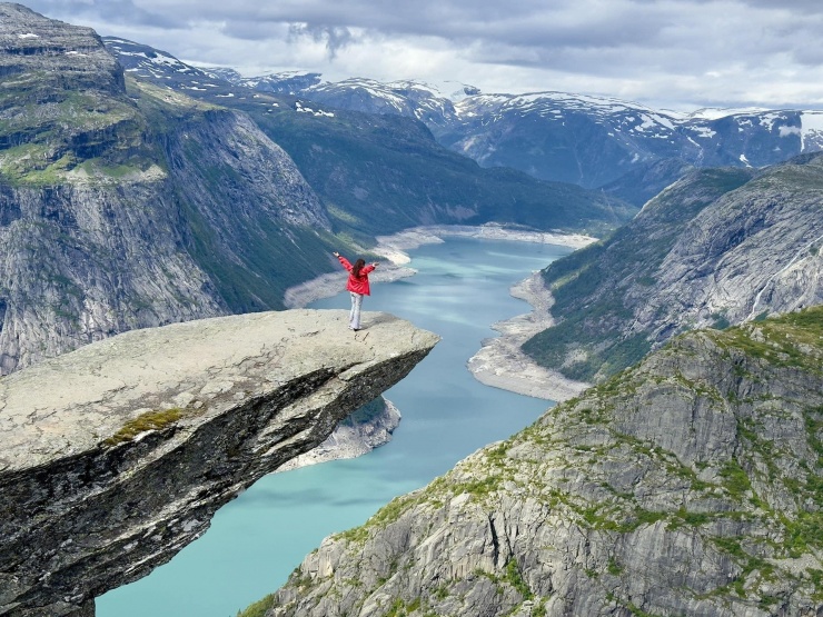 Nghỉ hưu sớm, người phụ nữ Hà Nội du lịch 80 quốc gia, kể chuyện rắc rối nhất 3 Chị Ngọc leo 20km trong 9 tiếng để chinh phục "lưỡi quỷ" Trolltunga (Nauy)