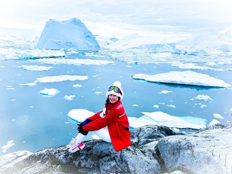 Nghỉ hưu sớm, người phụ nữ Hà Nội du lịch 80 quốc gia, kể chuyện rắc rối nhất 5 Chị Ngọc tại Greenland (Đan Mạch) - vùng đất trắng xóa băng tuyết, nơi tất cả các con sông đều đóng lớp băng dày. Thời tiết ở đây vô cùng khắc nghiệt, nhiệt độ trung bình -24 độ C