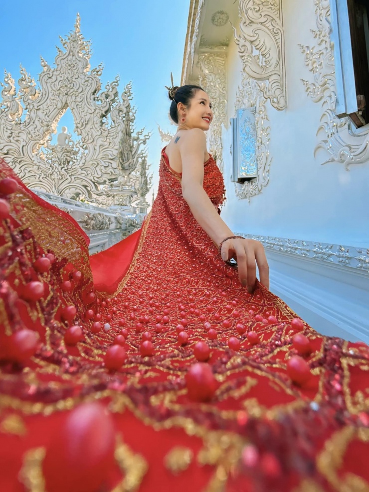 Nghỉ hưu sớm, người phụ nữ Hà Nội du lịch 80 quốc gia, kể chuyện rắc rối nhất 6 Chị Ngọc ghé thăm Wat Rong Khun hay còn gọi là Chùa Trắng ở Chiang Rai (Thái Lan)